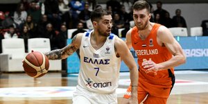 Ο Βασίλης Τολιόπουλος με τη φανέλα της Εθνικής