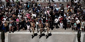 Τουρίστες παρακολουθούν την αλλαγή φρουράς στο μνημείο του Αγνώστου Στρατιώτη 