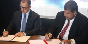 Οι επικεφαλής των εταιρειών πετρελαίου Τουρκίας και Λιβύης, Αχμέτ Τούρκογλου και Μασούντ Σουλεμάν υπογράφουν το μνημόνιο συνεργασίας