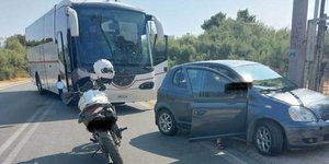 Το πούλμαν και το αυτοκίνητο που ενεπλάκησαν σε τροχαίο