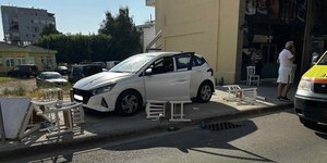Αυτοκίνητο έπεσε πάνω σε τραπέζια καταστήματος εστίασης στο Αγρίνιο