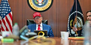 Ο Ντόναλντ Τραμπ παρακολουθεί την επιχείρηση κατά του Ιράν