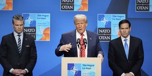 Ο Τραμπ μιλάει στο ΝΑΤΟ με τους Χέγκσεθ και Ρούμπιο δίπλα του
