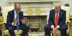 Τραμπ και Μερτς συνομιλούν στο Οβάλ γραφείο