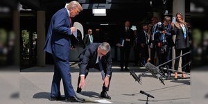 Ο Στάρμερ έσκυψε να μαζέψει τη συμφωνία που μόλις είχε υπογράψει με τον Τραμπ και του έπεσε από τα χέρια