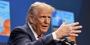 Ο Ντόναλντ Τραμπ στην συνέντευξη Τύπου μετά την Σύνοδο Κορυφής του NATO