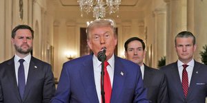 Ο Ντόναλντ Τραμπ μιλάει από την Ανατολική Αίθουσα του Λευκού Οίκου στην Ουάσινγκτον