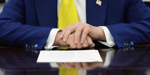 Τα χέρια του Ντόναλντ Τραμπ σταυρωμένα, λίγο πριν αποφασίσει για την στάση των ΗΠΑ στον πόλεμο Ισραήλ-Ιράν