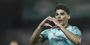 Ο Τριαντάφυλλος Τσάπρας, προβάρει τη φανέλα του Παναθηναϊκού