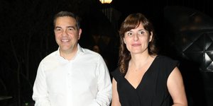 Ο Αλέξης Τσίπρας στην πρώτη σειρά της παράστασης «Μόνος με τον Άμλετ» -Μαζί του η Μπέττυ Μπαζιάνα