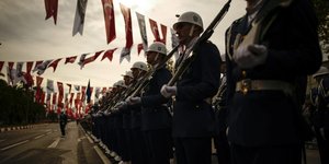Τούρκοι στρατιώτες σε παρέλαση