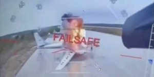 Φλεγόμενο ρωσικό βομβαρδιστικό μετά από ουκρανική επίθεση με drones