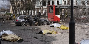 Σοροί αμάχων σκεπασμένες με ειδικά καλύματα στην πόλη Σούμι της Ουκρανίας, μετά την πολύνεκρη επίθεση της Ρωσίας τον Απρίλιο του 2025