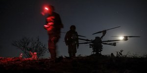 Ουκρανοί στρατιώτες ετοιμάζουν επίθεση με drone κατά ρωσικού στόχου