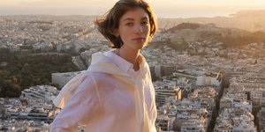 Η UNIQLO «κυνηγά τον ήλιο» με φόντο το αττικό φως