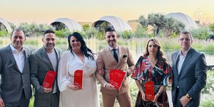 Νίκος Π., Head of Career Sales Force της Eurolife FFH, oι Γιάννης Καρούτσος, Σοφία Κάτσιου, Τηλέμαχος Δεληγιάννης & Κατερίνα Προεστάκη, μέλη του Career Sales Force & ο Νίκος Δ., Γενικός Διευθ. Πωλήσεων, Εκπαίδευσης & Ανάπτυξης Προϊόντων της Eurolife FFH