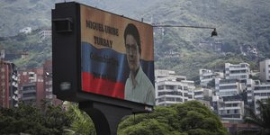 Πινακίδα γράφει στα ισπανικά «Μιγκέλ Ουρίμπε: Η Κολομβία προσεύχεται για τη ζωή σου»