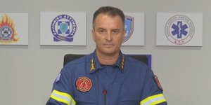 Η ενημέρωση της Πυροσβεστικής για τη φωτιά στην Παλαιά Φώκαια: Τεράστια μάχη με τις φλόγες ανάμεσα στα σπίτια