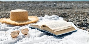 βιβλιο γυαλια καπελο 