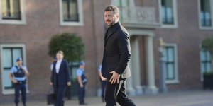 Ο Ουκρανός πρόεδρος Βολόντιμιρ Ζελένσκι με κάτι σαν κοστούμι στη Χάγη, στην πρόσφατη σύνοδο του ΝΑΤΟ