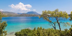 Λίμνη Βουλιαγμένη Λουτρακίου / Φωτογραφία: Shutterstock