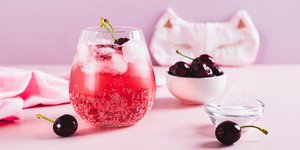 Σπιτική βυσσινάδα με μέλι και φυσικό ανθρακούχο νερό / Φωτογραφία: Shutterstock