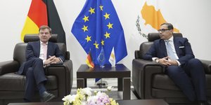 Ο Γερμανός υπουργός Εξωτερικών, Γιόχαν Βάντεφουλ με τον Κύπριο ομόλογό του, Κωνσταντίνο Κόμπο