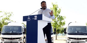 Χαρδαλιάς: Παραδίδουμε στους δήμους της Αττικής 65 υπερσύγχρονα ηλεκτρικά απορριμματοφόρα