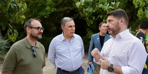 Ο Νίκος Χαρδαλιάς ξεναγήθηκε από τον πρόεδρο του Ιδρύματος Ωνάση, Αντώνη Παπαδημητρίου.