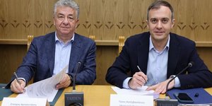 Ο περιφερειάρχης Κρήτης Σταύρος Αρναουτάκης και ο υφυπουργός Εξωτερικών Τάσος Χατζηβασιλείου