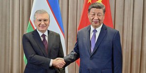 Ο Κινέζος πρόεδρος Σι Τζινπίνγκ με τον Ουζμπέκο ομόλογό του, Σαβκάτ Μιρζιγιόγιεφ