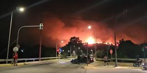 Μαίνεται η μεγάλη φωτιά στη Χίο