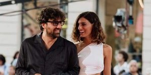 Γιώργος Ζώης: Ποιος είναι ο σκηνοθέτης και σύντροφος της Χριστίνας Χειλά-Φαμέλη που σάρωσε στα βραβεία Ίρις