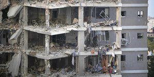 Ισραηλινές δυνάμεις ασφαλείας επιθεωρούν κατεστραμμένα κτίρια που χτυπήθηκαν από πύραυλο που εκτοξεύτηκε από το Ιράν, κοντά στο Τελ Αβίβ, Ισραήλ