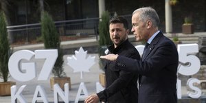 Μαρκ Κάρνεϊ και Βολόντιμιρ Ζελένσκι στην συνάντηση της G7