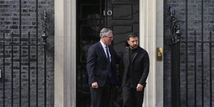 Ο Βολοντίμιρ Ζελένσκι έγινε δεκτός από τον Κιρ Στάρμερ στην Ντάουνινγκ Στριτ