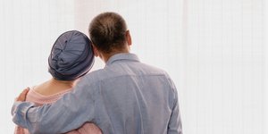 Ζευγάρι αγκαλιά με πλάτη