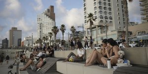 Νέοι άνθρωποι βγήκαν στην παραλία του Τελ Αβίβ μετά την ανακοίνωση της εκεχειρίας με το Ιράν 