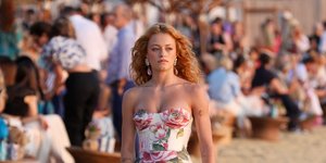 Ο Βασίλης Ζούλιας «έστησε» μια εντυπωσιακή πασαρέλα στην άμμο, με ξυπόλυτα μοντέλα -Ποιες πήγαν