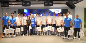 Η Chief People Officer του ΟΠΑΠ, Αιμιλία Στέλιαρου, ο Chief Retail Officer του ΟΠΑΠ, Ηλίας Κατσαρός και ο Sponsorships Director του ΟΠΑΠ, Γιώργος Ζούμας με την Εθνική Ομάδα Μπάσκετ Νέων Ανδρών