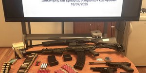 Επιχείρηση του «Ελληνικού FBI» στη Δυτική Αττική - Έγιναν 3 συλλήψεις, κατασχέθηκαν όπλα, σφαίρες και ναρκωτικά	