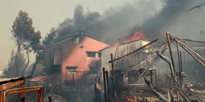 Καμένα σπίτια από τη φωτιά στο Κρυονέρι