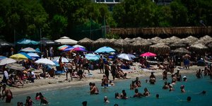 Λουόμενοι σε παραλίες της Αττικής