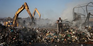 Υπό έλεγχο η φωτιά σε εργοστάσιο ανακύκλωσης στη Μόρια Λέσβου