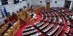 Συζήτηση στη Βουλή για την παραπομπή του πρώην υπουργού Μεταφορών Κώστα Καραμανλή