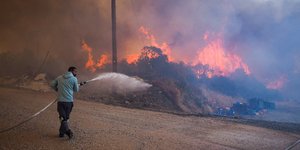 Συνεχίζεται η μάχη με τις φλόγες στην Εύβοια