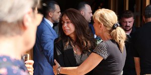 Συντετριμμένη η Βούλα Πατουλίδου στην κηδεία του συζύγου της