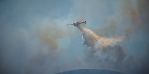 Αεροσκάφος επιχειρεί σε μεγάλη φωτιά που ξέσπασε στα Κύθηρα