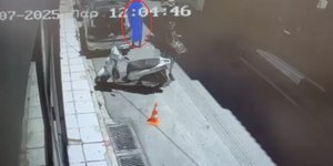 Ο δράστης καλυμμένος με κουβέρτα πηγαινει προς την Porsche