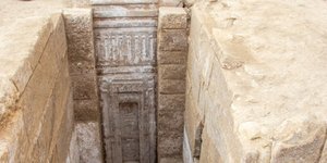 Η τεράστια πόρτα από ροζ γρανίτη